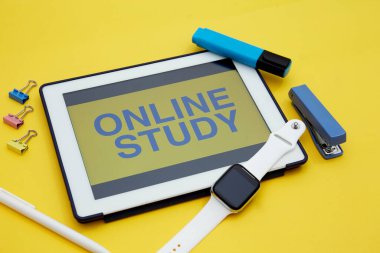 Evde kal. Çevrimiçi çalışma konsepti. Çevrimiçi Çalışma metni ve okul tedarikçilerinin sarı arkaplanda izole edildiği dijital tablet ekranının üst görünümü  