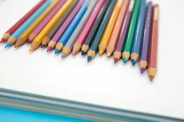 Crayons Crayon Colorés Sur Carnet Sur Fond Bleu — Photo
