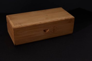 Siyah arka planda ahşap bir kutunun yakın plan çekimi.