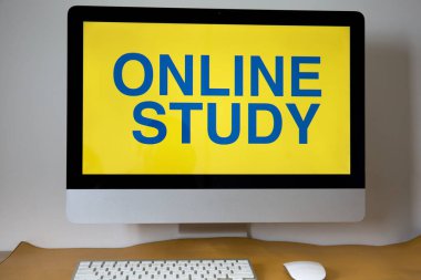 ONLINE çalışma metniyle bilgisayar ekranının fotoğrafı. Çalışma alanının fotoğrafı. Çevrimiçi çalışma kavramı