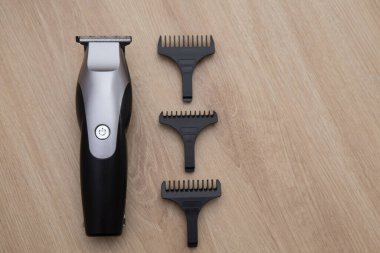 Masadaki kablosuz saç makasının üst görüntüsü