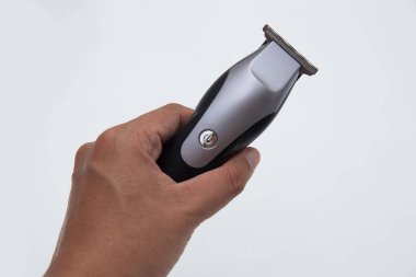 Beyaz üzerinde izole edilmiş saç makası tutan bir erkek resmi