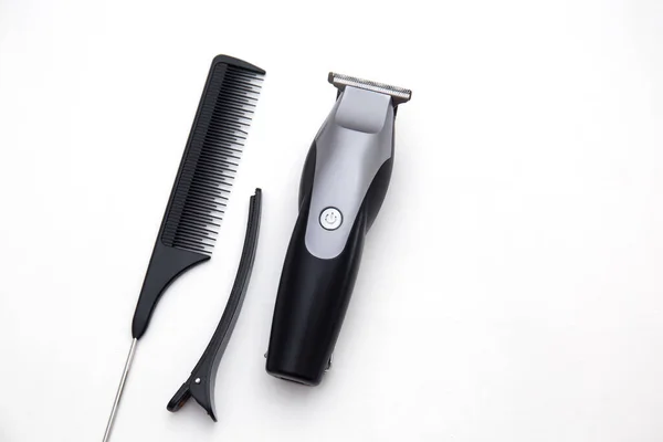 Saç makasının ve beyazda izole edilmiş aletlerin üst görüntüsü. Berber konsepti.