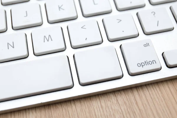 Masadaki kablosuz klavyede beyaz boş tuşun yakın çekim görüntüsü