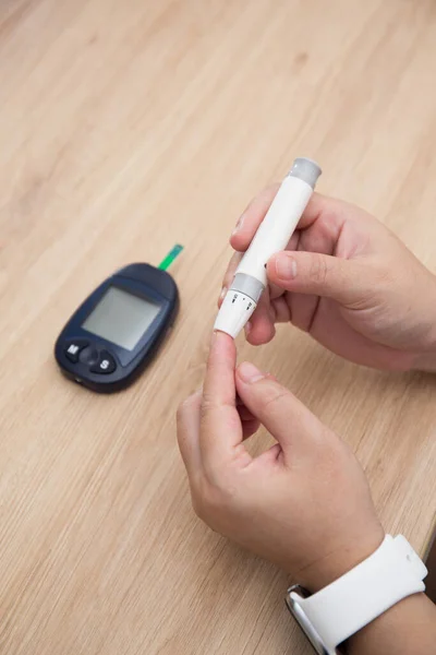 Close Woman Hands Using Lancet Finger Check Blood Sugar Level — Stock Photo, Image