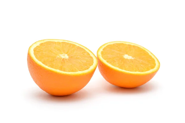 Dois pedaços de laranja isolado no branco — Fotografia de Stock