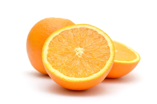 Egész és szeletelt narancs, fehér háttér — Stock Fotó