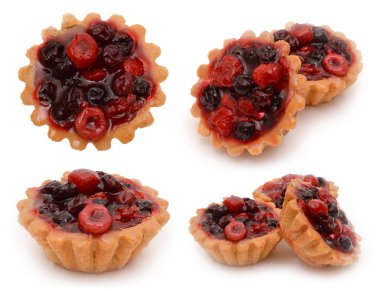 Ahududu ve beyaz arka plan üzerinde izole kiraz ile cupcakes kümesi