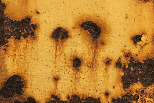 Paslanmış demir yüzeyler farklı dokular yaratır.