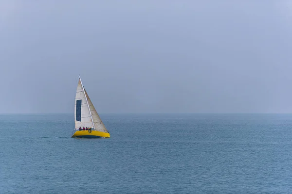Güzel bir havada yelken açan bir tekne