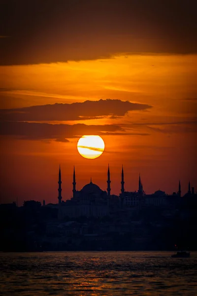 Sultanahmet Camii (Mavi Cami) silueti gün batımında
