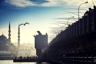 Bulanık havada Galata Köprüsü 'nden (Türkçe: Galata Koprusu) balık tutan insanlar