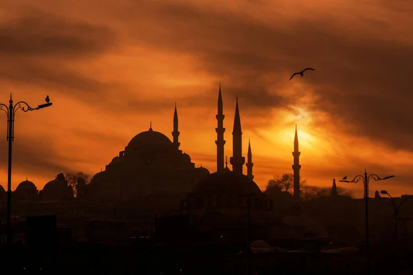 Gün batımında turuncu renkte Süleyman Camii 'nin silueti.