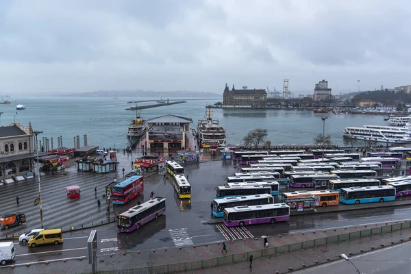 Yağmurlu bir günde İstanbul 'un otobüs ve feribot manzarası