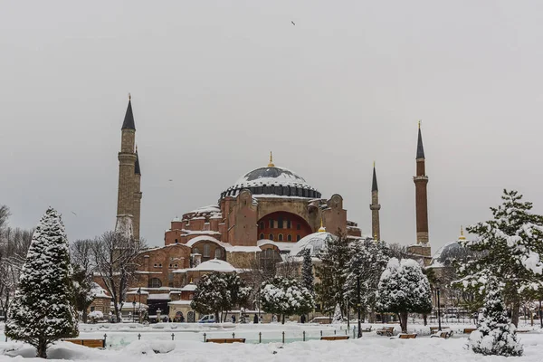 Ayasofya (Türkçe: Ayasofya) kış günü kar altında