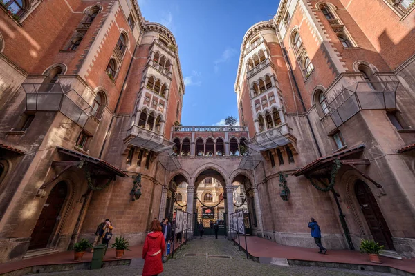 İstanbul, Taksim Türkiye 10 Ocak 2017: İstanbul 'daki en büyük Katolik kilisesi olan Padua' lı Aziz Anthony Kilisesi