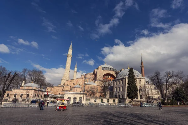 İstanbul, Türkiye - 16 Şubat 2021. Ayasofya (Türkçe: Ayasofya), bir kış gününde İstanbul 'un en önemli sembolü.