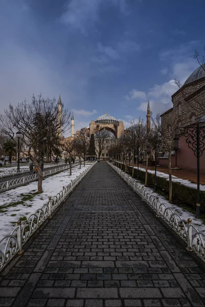 İstanbul, Türkiye - 16 Şubat 2021. Ayasofya (Türkçe: Ayasofya), bir kış gününde İstanbul 'un en önemli sembolü.