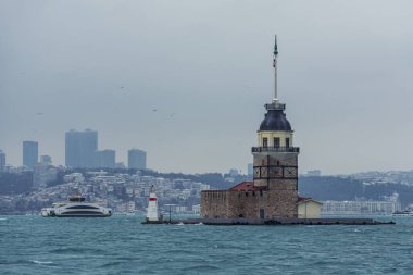 İstanbul 'un incisi, Bakire Kulesi (Türkçe: Kizkulesi), bir kış günü