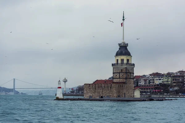 İstanbul 'un incisi, Bakire Kulesi (Türkçe: Kizkulesi), bir kış günü