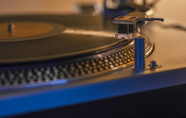 Turntable ve vinil, en eğlenceli müzik dinleme aracıdır..