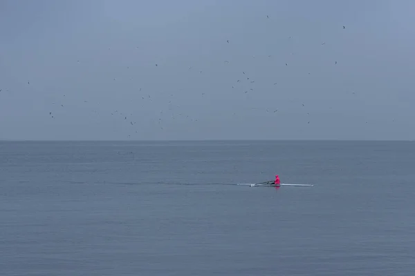 Bir sandalda antrenman yapan biri..