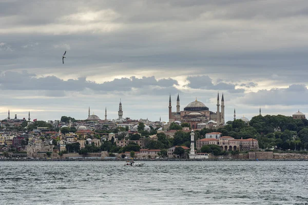 İstanbul, Türkiye - 24 Haziran 2018: Ayasofya Camii Kilisesi (Türkçe: Ayasofya Camii) farklı bir açıdan görülüyor.