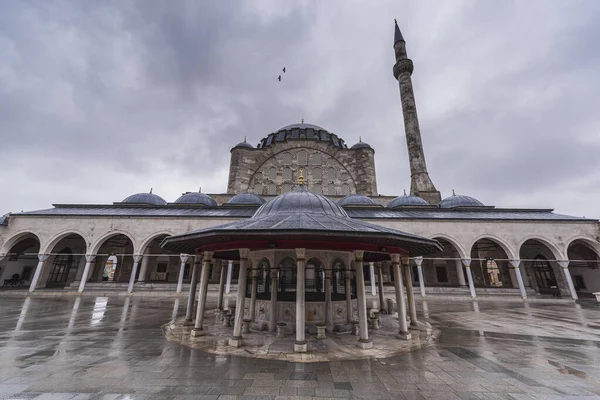 İstanbul, Türkiye - 25 Şubat 2018: Mimar Sinan 'ın önemli eserlerinden biri olan Mihrimah Sultan Camii.