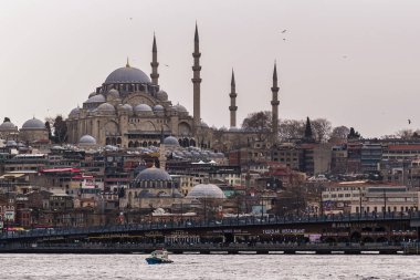 İstanbul, Türkiye - 02 Mart 2021: Süleyman Camii (Türkçe: Süleyman Camii), Mimar Sinan 'ın önemli eserlerinden biri, İstanbul' un en güzel siluetlerinden birini oluşturuyor..