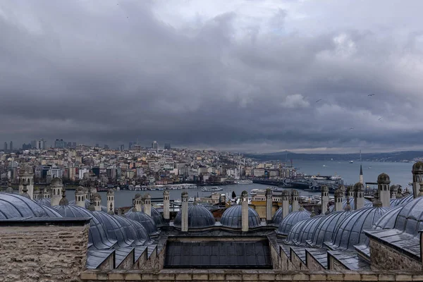 Yağmurlu bir kış gününde Boğaz ve Altın Boynuz 'un panoramik manzarası.