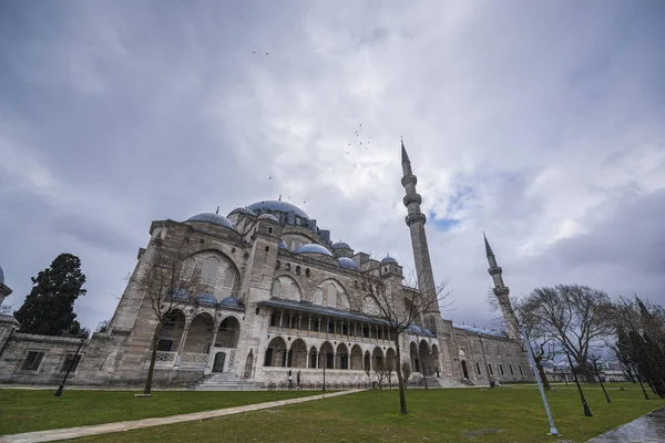 İstanbul, Türkiye - 02 Mart 2021: Süleyman Camii (Türkçe: Süleyman Camii), Mimar Sinan 'ın önemli eserlerinden biri, İstanbul' un en güzel siluetlerinden birini oluşturuyor..