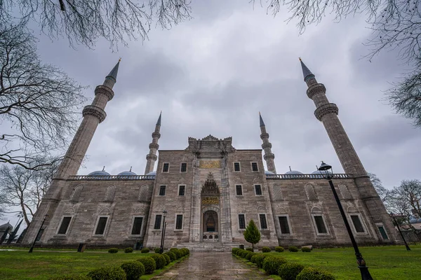 İstanbul, Türkiye - 02 Mart 2021: Süleyman Camii (Türkçe: Süleyman Camii), Mimar Sinan 'ın önemli eserlerinden biri, İstanbul' un en güzel siluetlerinden birini oluşturuyor..