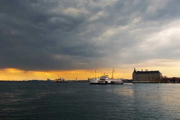 İstanbu, Türkiye - 2 Mart 2021: İstanbul kenti kışın feribot hattına eşlik ediyor.