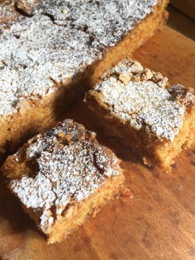 Taze pişmiş elmalı turta parçaları, havuçlu kek. Taze hamur işleri.