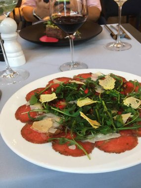 Başlangıç olarak Caprese salatası, hızlı ve sağlıklı bir atıştırmalık..