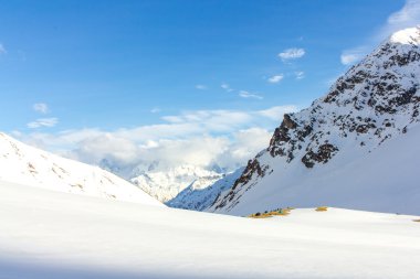 Karlı dağlar ve kampı mesafe