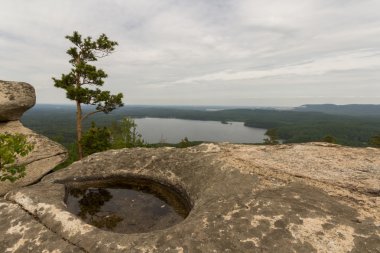 Kaya, ağaç ve göl delik