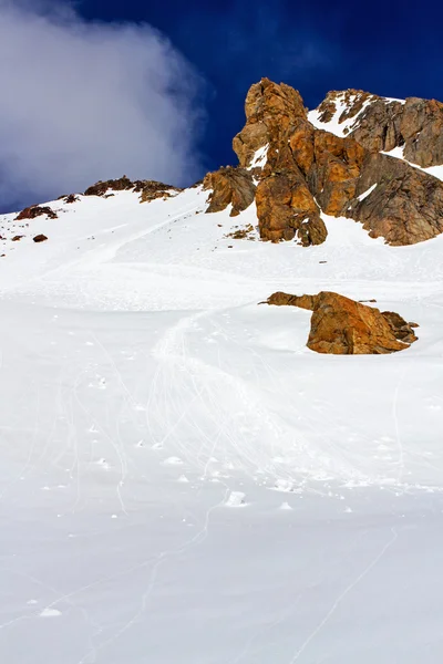 Empreintes de pas dans la neige dans les montagnes — Photo