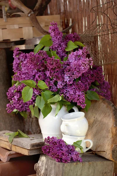 Un bouquet di lilla, fiori lilla su bacino di legno - Maggio — Foto Stock