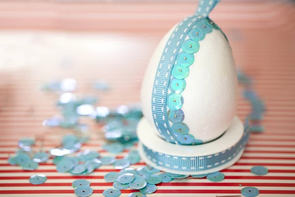 Sequins hand-decorated Easter egg — Stock Photo, Image