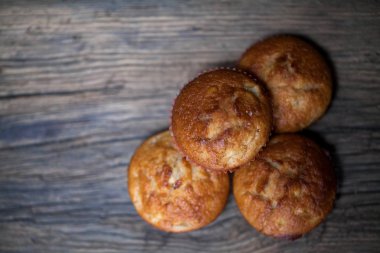 ahşap tahta seçici odak üzerinde lezzetli ev yapımı kekler
