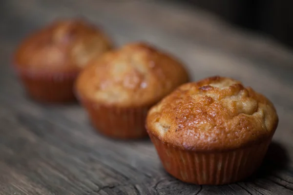 Νόστιμο σπιτικό muffins πάνω από την ξύλινη σανίδα επιλεκτική εστίαση — Φωτογραφία Αρχείου