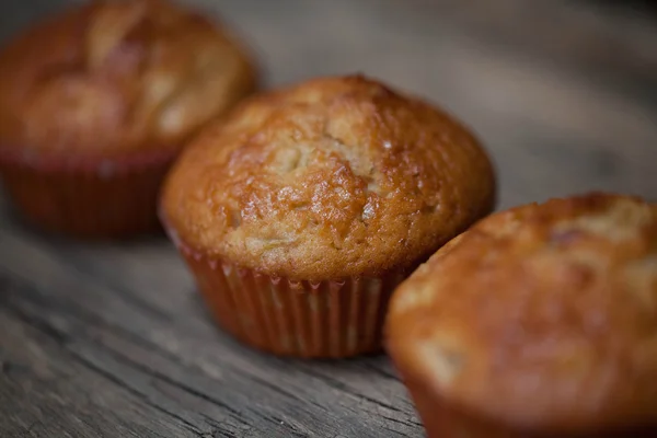 Läckra hemlagade muffins över träskiva selektiv inriktning — Stockfoto