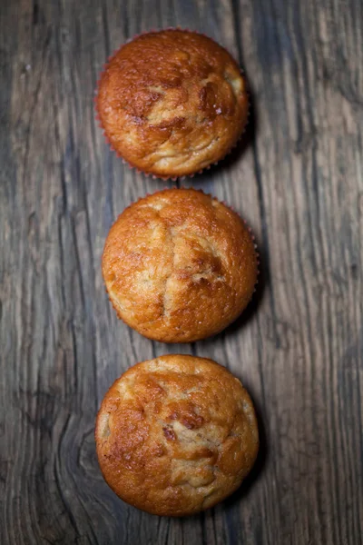 Délicieux muffins faits maison sur planche de bois foyer sélectif — Photo