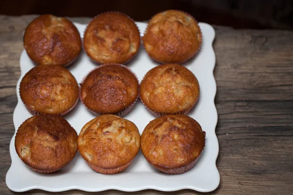 Deliziosi muffin fatti in casa su tavola di legno fuoco selettivo — Foto Stock