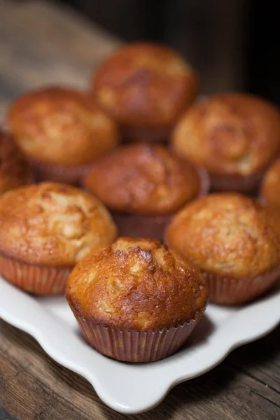 Délicieux muffins faits maison sur planche de bois foyer sélectif — Photo