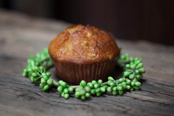 Délicieux muffins faits maison sur planche de bois foyer sélectif — Photo