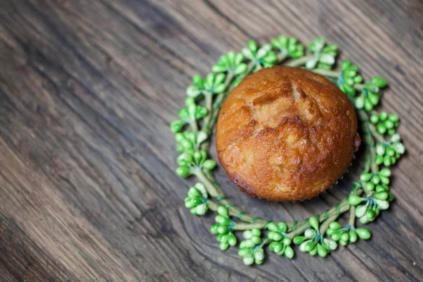 Délicieux muffins faits maison sur planche de bois foyer sélectif — Photo