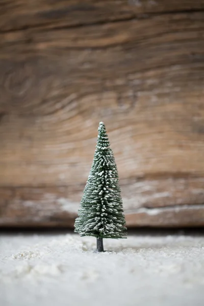 Biglietto di Natale - una foresta di alberi di Natale in miniatura nella neve - inverno — Foto Stock