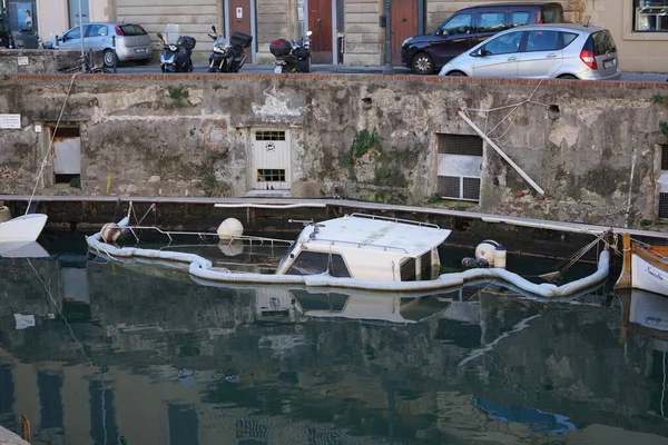 Piccola Imbarcazione Immersa Ormeggiata Una Banchina Dei Fossi Porto Artificiale — Foto Stock